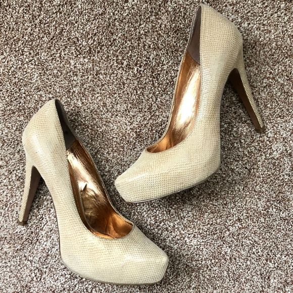 BCBG Parade Suede Nude Platform Pumps Heels 8.5 38 - Picture 1 of 5